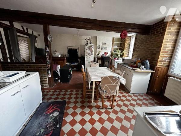 Au c?ur de Saint Julien du Sault, Maison de ville comprenant une entrée sur cuisine pièce de vi...