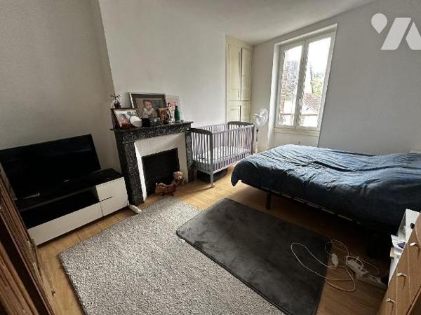 Au c?ur de Saint Julien du Sault, Maison de ville comprenant une entrée sur cuisine pièce de vi...