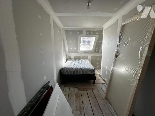 Au c?ur de Saint Julien du Sault, Maison de ville comprenant une entrée sur cuisine pièce de vi...