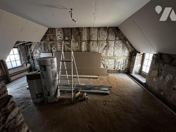 Au c?ur de Saint Julien du Sault, Maison de ville comprenant une entrée sur cuisine pièce de vi...