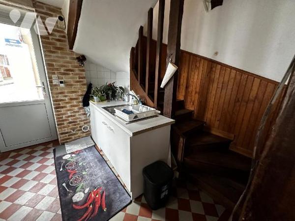 Au c?ur de Saint Julien du Sault, Maison de ville comprenant une entrée sur cuisine pièce de vi...