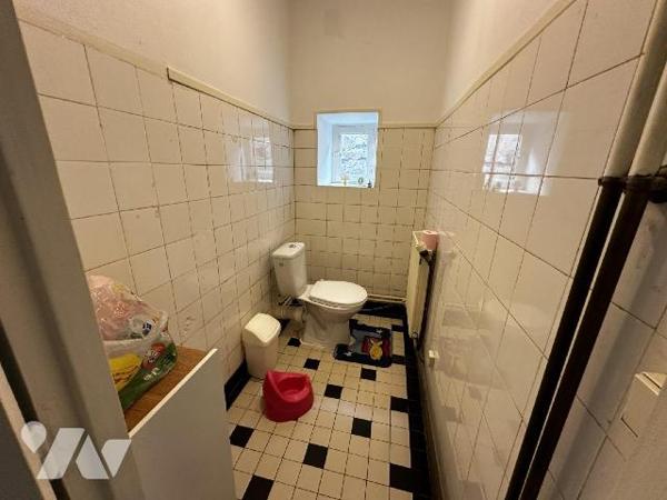 Au c?ur de Saint Julien du Sault, Maison de ville comprenant une entrée sur cuisine pièce de vi...