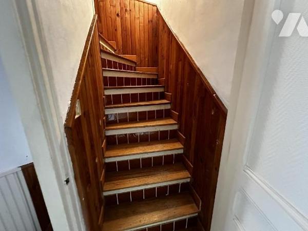 Au c?ur de Saint Julien du Sault, Maison de ville comprenant une entrée sur cuisine pièce de vi...