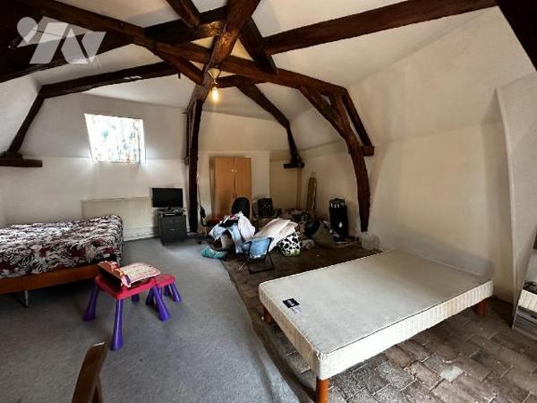 Au c?ur de Saint Julien du Sault, Maison de ville comprenant une entrée sur cuisine pièce de vi...