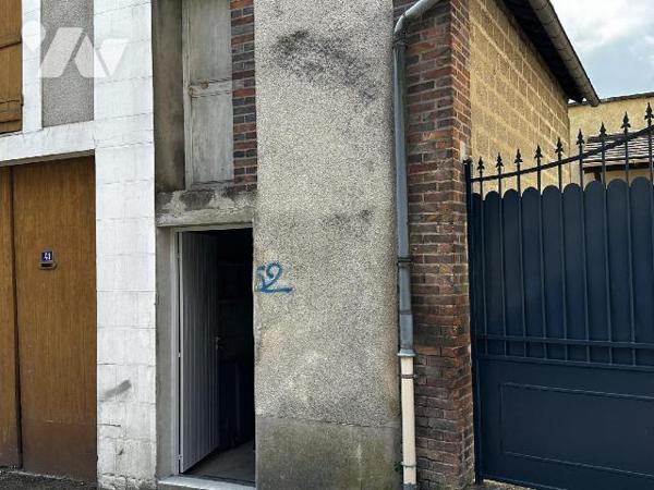 Au c?ur de Saint Julien du Sault, Maison de ville comprenant une entrée sur cuisine pièce de vi...