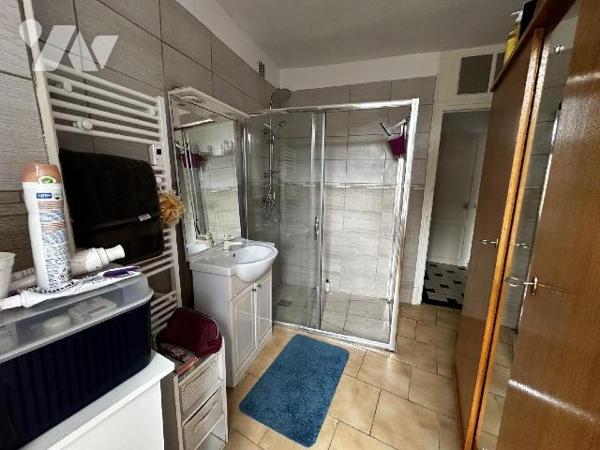 Au c?ur de Saint Julien du Sault, Maison de ville comprenant une entrée sur cuisine pièce de vi...