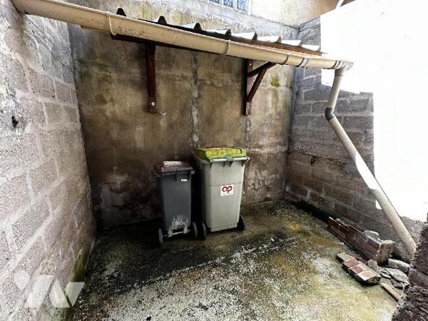 Au c?ur de Saint Julien du Sault, Maison de ville comprenant une entrée sur cuisine pièce de vi...