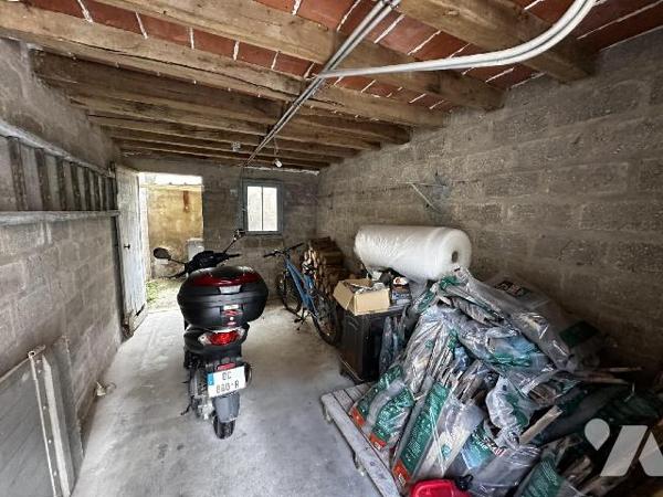 Au c?ur de Saint Julien du Sault, Maison de ville comprenant une entrée sur cuisine pièce de vi...