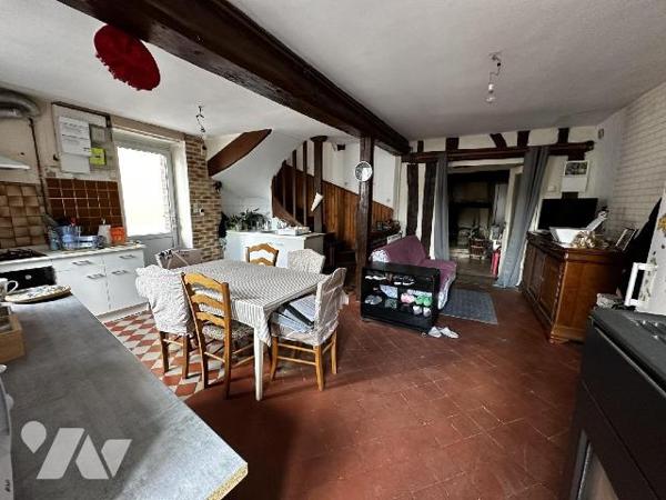 Au c?ur de Saint Julien du Sault, Maison de ville comprenant une entrée sur cuisine pièce de vi...