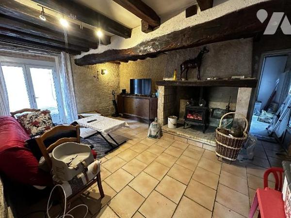 Au c?ur de Saint Julien du Sault, Maison de ville comprenant une entrée sur cuisine pièce de vi...