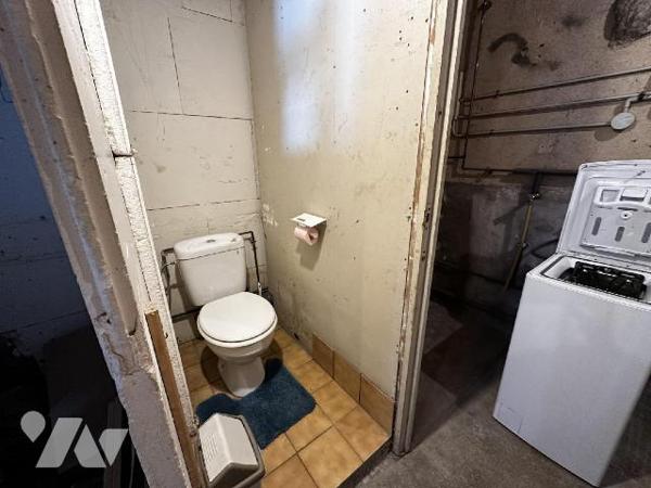 Au c?ur de Saint Julien du Sault, Maison de ville comprenant une entrée sur cuisine pièce de vi...