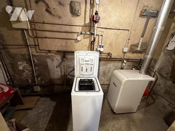 Au c?ur de Saint Julien du Sault, Maison de ville comprenant une entrée sur cuisine pièce de vi...