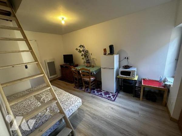 Au c?ur de Saint Julien du Sault, Maison de ville comprenant une entrée sur cuisine pièce de vi...