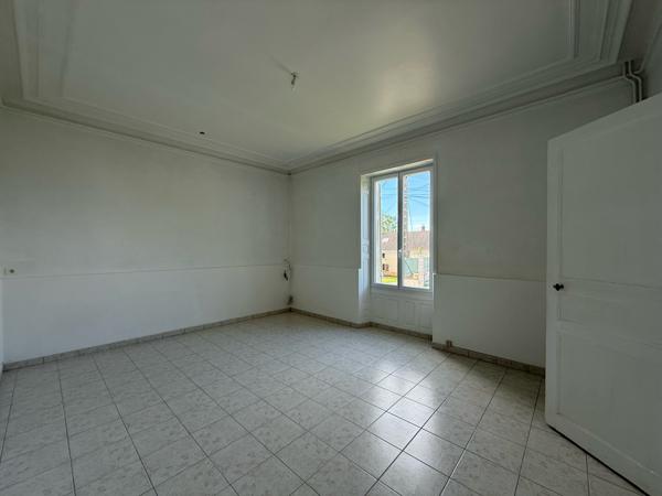 Maison Briarde indépendante 4 chambres - garage - hangar 2482m²