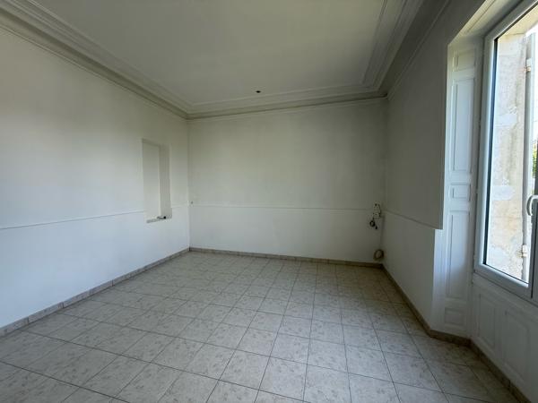 Maison Briarde indépendante 4 chambres - garage - hangar 2482m²