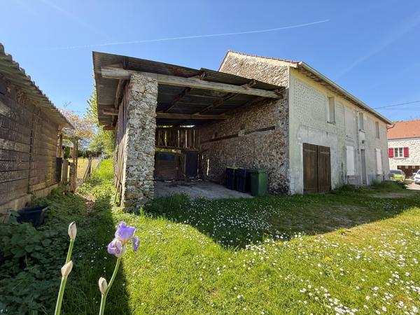 Maison Briarde indépendante 4 chambres - garage - hangar 2482m²