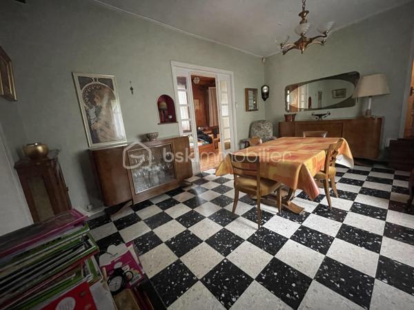 Située dans le quartier recherché du Plant et à moins de 5 minutes à pied de la future Gare du Grand Paris Express, cette maison vous offre la possibilité de créer à votre famille un véritable paradis de vie.
Edifiée sur une parcelle de 867m², la maison de plus de 124m² habitables est constituée d'une entrée, d'une grande cuisine, d'une salle de bains, d'un WC indépendant avec fenêtre et d'un espace de vie salle à manger et salon. En demi étage, une belle pièce de plus de 16m² pouvant être une quatrième chambre ou un espace de loisirs ou de travail. 
A l'étage, vous découvrirez 3 chambres, un dégagement ainsi qu'une salle d'eau avec WC. 
A l'extérieur, une construction de 104m² au sol se divise en garage, atelier et bureau, idéale pour un entrepreneur !
Certes des travaux sont à prévoir mais le potentiel est "énorme".
Il y a même la possibilité de faire un séparatif en deux parcelles d'un peu plus de 400m² chacune. 
Toutes les commodités (transport, écoles et commerces) sont à proximité, à moins de 8 minutes à pied pour les plus éloignées (tabac, pharmacie, superette).
Je vous attends pour découvrir ce bien et toutes ses possibilités.