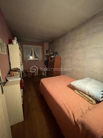 Située dans le quartier recherché du Plant et à moins de 5 minutes à pied de la future Gare du Grand Paris Express, cette maison vous offre la possibilité de créer à votre famille un véritable paradis de vie.
Edifiée sur une parcelle de 867m², la maison de plus de 124m² habitables est constituée d'une entrée, d'une grande cuisine, d'une salle de bains, d'un WC indépendant avec fenêtre et d'un espace de vie salle à manger et salon. En demi étage, une belle pièce de plus de 16m² pouvant être une quatrième chambre ou un espace de loisirs ou de travail. 
A l'étage, vous découvrirez 3 chambres, un dégagement ainsi qu'une salle d'eau avec WC. 
A l'extérieur, une construction de 104m² au sol se divise en garage, atelier et bureau, idéale pour un entrepreneur !
Certes des travaux sont à prévoir mais le potentiel est "énorme".
Il y a même la possibilité de faire un séparatif en deux parcelles d'un peu plus de 400m² chacune. 
Toutes les commodités (transport, écoles et commerces) sont à proximité, à moins de 8 minutes à pied pour les plus éloignées (tabac, pharmacie, superette).
Je vous attends pour découvrir ce bien et toutes ses possibilités.