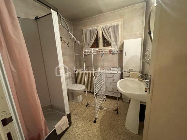 Située dans le quartier recherché du Plant et à moins de 5 minutes à pied de la future Gare du Grand Paris Express, cette maison vous offre la possibilité de créer à votre famille un véritable paradis de vie.
Edifiée sur une parcelle de 867m², la maison de plus de 124m² habitables est constituée d'une entrée, d'une grande cuisine, d'une salle de bains, d'un WC indépendant avec fenêtre et d'un espace de vie salle à manger et salon. En demi étage, une belle pièce de plus de 16m² pouvant être une quatrième chambre ou un espace de loisirs ou de travail. 
A l'étage, vous découvrirez 3 chambres, un dégagement ainsi qu'une salle d'eau avec WC. 
A l'extérieur, une construction de 104m² au sol se divise en garage, atelier et bureau, idéale pour un entrepreneur !
Certes des travaux sont à prévoir mais le potentiel est "énorme".
Il y a même la possibilité de faire un séparatif en deux parcelles d'un peu plus de 400m² chacune. 
Toutes les commodités (transport, écoles et commerces) sont à proximité, à moins de 8 minutes à pied pour les plus éloignées (tabac, pharmacie, superette).
Je vous attends pour découvrir ce bien et toutes ses possibilités.