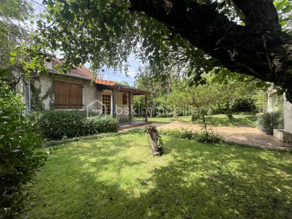 Située dans le quartier recherché du Plant et à moins de 5 minutes à pied de la future Gare du Grand Paris Express, cette maison vous offre la possibilité de créer à votre famille un véritable paradis de vie.
Edifiée sur une parcelle de 867m², la maison de plus de 124m² habitables est constituée d'une entrée, d'une grande cuisine, d'une salle de bains, d'un WC indépendant avec fenêtre et d'un espace de vie salle à manger et salon. En demi étage, une belle pièce de plus de 16m² pouvant être une quatrième chambre ou un espace de loisirs ou de travail. 
A l'étage, vous découvrirez 3 chambres, un dégagement ainsi qu'une salle d'eau avec WC. 
A l'extérieur, une construction de 104m² au sol se divise en garage, atelier et bureau, idéale pour un entrepreneur !
Certes des travaux sont à prévoir mais le potentiel est "énorme".
Il y a même la possibilité de faire un séparatif en deux parcelles d'un peu plus de 400m² chacune. 
Toutes les commodités (transport, écoles et commerces) sont à proximité, à moins de 8 minutes à pied pour les plus éloignées (tabac, pharmacie, superette).
Je vous attends pour découvrir ce bien et toutes ses possibilités.