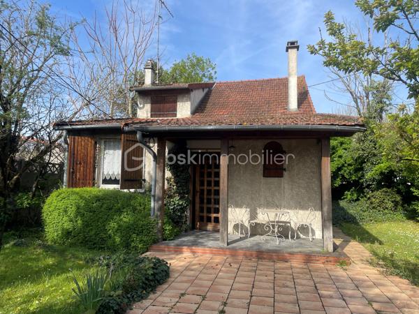 Située dans le quartier recherché du Plant et à moins de 5 minutes à pied de la future Gare du Grand Paris Express, cette maison vous offre la possibilité de créer à votre famille un véritable paradis de vie.
Edifiée sur une parcelle de 867m², la maison de plus de 124m² habitables est constituée d'une entrée, d'une grande cuisine, d'une salle de bains, d'un WC indépendant avec fenêtre et d'un espace de vie salle à manger et salon. En demi étage, une belle pièce de plus de 16m² pouvant être une quatrième chambre ou un espace de loisirs ou de travail. 
A l'étage, vous découvrirez 3 chambres, un dégagement ainsi qu'une salle d'eau avec WC. 
A l'extérieur, une construction de 104m² au sol se divise en garage, atelier et bureau, idéale pour un entrepreneur !
Certes des travaux sont à prévoir mais le potentiel est "énorme".
Il y a même la possibilité de faire un séparatif en deux parcelles d'un peu plus de 400m² chacune. 
Toutes les commodités (transport, écoles et commerces) sont à proximité, à moins de 8 minutes à pied pour les plus éloignées (tabac, pharmacie, superette).
Je vous attends pour découvrir ce bien et toutes ses possibilités.