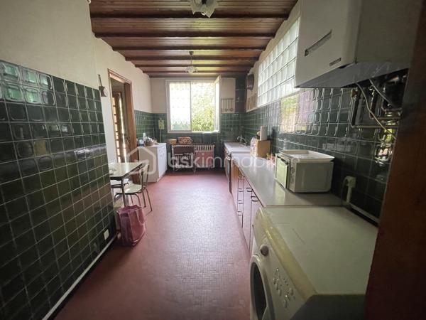 Située dans le quartier recherché du Plant et à moins de 5 minutes à pied de la future Gare du Grand Paris Express, cette maison vous offre la possibilité de créer à votre famille un véritable paradis de vie.
Edifiée sur une parcelle de 867m², la maison de plus de 124m² habitables est constituée d'une entrée, d'une grande cuisine, d'une salle de bains, d'un WC indépendant avec fenêtre et d'un espace de vie salle à manger et salon. En demi étage, une belle pièce de plus de 16m² pouvant être une quatrième chambre ou un espace de loisirs ou de travail. 
A l'étage, vous découvrirez 3 chambres, un dégagement ainsi qu'une salle d'eau avec WC. 
A l'extérieur, une construction de 104m² au sol se divise en garage, atelier et bureau, idéale pour un entrepreneur !
Certes des travaux sont à prévoir mais le potentiel est "énorme".
Il y a même la possibilité de faire un séparatif en deux parcelles d'un peu plus de 400m² chacune. 
Toutes les commodités (transport, écoles et commerces) sont à proximité, à moins de 8 minutes à pied pour les plus éloignées (tabac, pharmacie, superette).
Je vous attends pour découvrir ce bien et toutes ses possibilités.