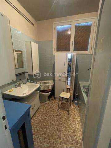 Située dans le quartier recherché du Plant et à moins de 5 minutes à pied de la future Gare du Grand Paris Express, cette maison vous offre la possibilité de créer à votre famille un véritable paradis de vie.
Edifiée sur une parcelle de 867m², la maison de plus de 124m² habitables est constituée d'une entrée, d'une grande cuisine, d'une salle de bains, d'un WC indépendant avec fenêtre et d'un espace de vie salle à manger et salon. En demi étage, une belle pièce de plus de 16m² pouvant être une quatrième chambre ou un espace de loisirs ou de travail. 
A l'étage, vous découvrirez 3 chambres, un dégagement ainsi qu'une salle d'eau avec WC. 
A l'extérieur, une construction de 104m² au sol se divise en garage, atelier et bureau, idéale pour un entrepreneur !
Certes des travaux sont à prévoir mais le potentiel est "énorme".
Il y a même la possibilité de faire un séparatif en deux parcelles d'un peu plus de 400m² chacune. 
Toutes les commodités (transport, écoles et commerces) sont à proximité, à moins de 8 minutes à pied pour les plus éloignées (tabac, pharmacie, superette).
Je vous attends pour découvrir ce bien et toutes ses possibilités.