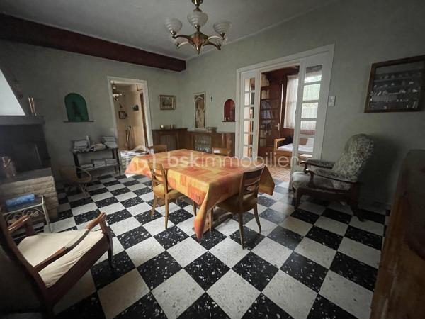 Située dans le quartier recherché du Plant et à moins de 5 minutes à pied de la future Gare du Grand Paris Express, cette maison vous offre la possibilité de créer à votre famille un véritable paradis de vie.
Edifiée sur une parcelle de 867m², la maison de plus de 124m² habitables est constituée d'une entrée, d'une grande cuisine, d'une salle de bains, d'un WC indépendant avec fenêtre et d'un espace de vie salle à manger et salon. En demi étage, une belle pièce de plus de 16m² pouvant être une quatrième chambre ou un espace de loisirs ou de travail. 
A l'étage, vous découvrirez 3 chambres, un dégagement ainsi qu'une salle d'eau avec WC. 
A l'extérieur, une construction de 104m² au sol se divise en garage, atelier et bureau, idéale pour un entrepreneur !
Certes des travaux sont à prévoir mais le potentiel est "énorme".
Il y a même la possibilité de faire un séparatif en deux parcelles d'un peu plus de 400m² chacune. 
Toutes les commodités (transport, écoles et commerces) sont à proximité, à moins de 8 minutes à pied pour les plus éloignées (tabac, pharmacie, superette).
Je vous attends pour découvrir ce bien et toutes ses possibilités.