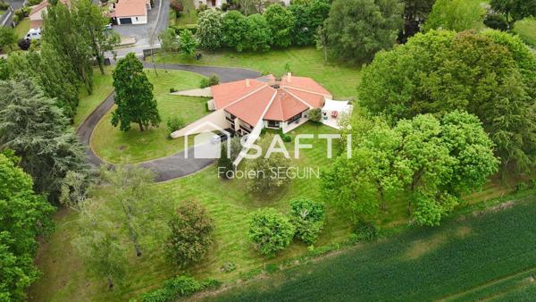 Maison d'architecte de 228 m2 édifiée sur une propriété de 7711 m2