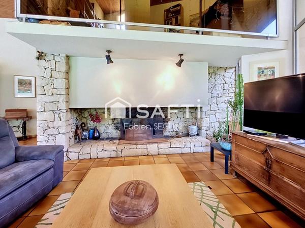 Maison d'architecte de 228 m2 édifiée sur une propriété de 7711 m2