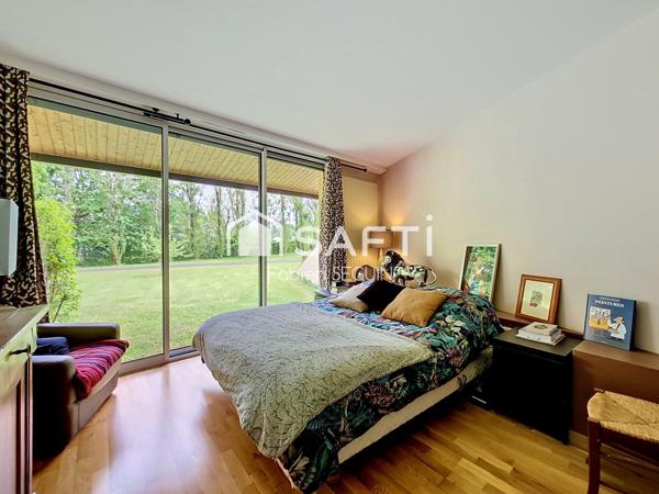 Maison d'architecte de 228 m2 édifiée sur une propriété de 7711 m2 dont 2327 m2 borné et constructible