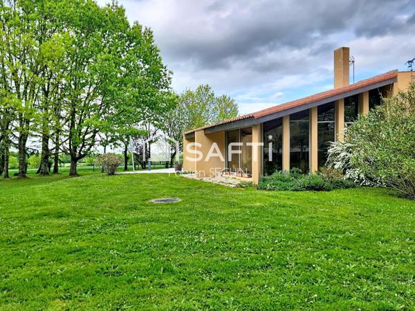 Maison d'architecte de 228 m2 édifiée sur une propriété de 7711 m2