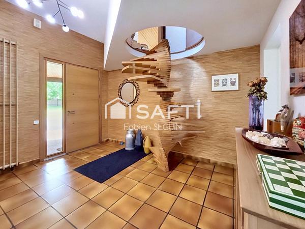 Maison d'architecte de 228 m2 édifiée sur une propriété de 7711 m2