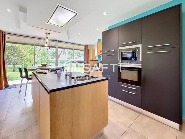 Maison d'architecte de 228 m2 édifiée sur une propriété de 7711 m2