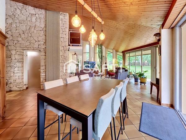Maison d'architecte de 228 m2 édifiée sur une propriété de 7711 m2