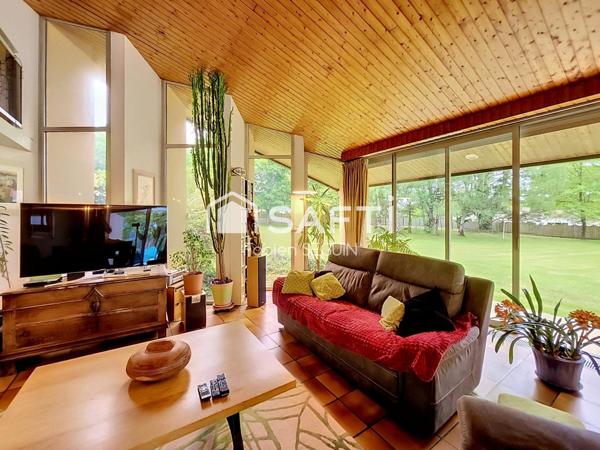 Maison d'architecte de 228 m2 édifiée sur une propriété de 7711 m2