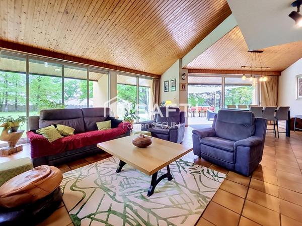 Maison d'architecte de 228 m2 édifiée sur une propriété de 7711 m2