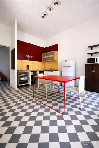Grenoble – Opportunité investisseurs | Maison de ville atypique en duplex 45 m² | Cour privative | Cœur de Grenoble