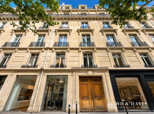 Paris VIIe — Boulevard Saint-Germain — Appartement de prestige dans un immeuble d’angle de grand standing