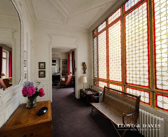 Paris VIIe — Boulevard Saint-Germain — Appartement de prestige dans un immeuble d’angle de grand standing
