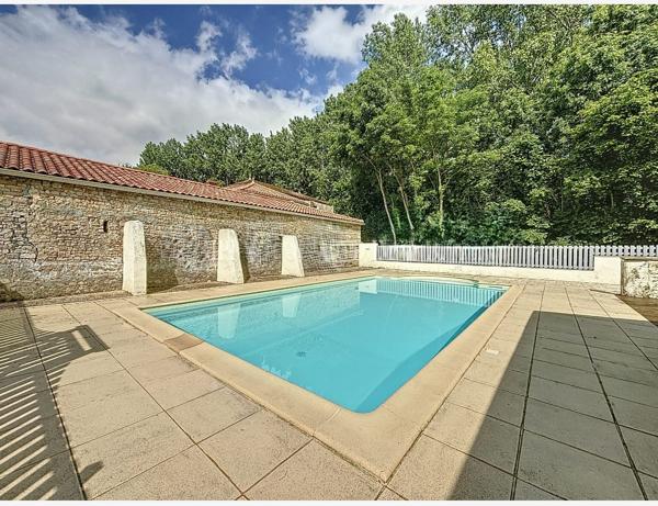 Rare et unique : Ancien moulin de caractère niché dans une forêt de peupliers, traversé par la paisible rivièr