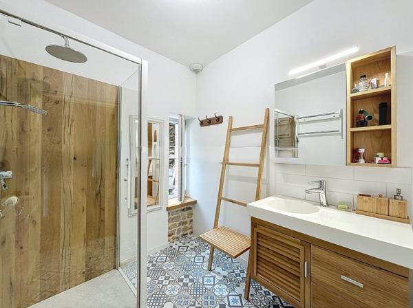 Rare et unique : Ancien moulin de caractère niché dans une forêt de peupliers, traversé par la paisible rivièr