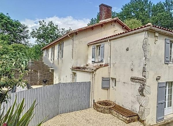 Rare et unique : Ancien moulin de caractère niché dans une forêt de peupliers, traversé par la paisible rivièr