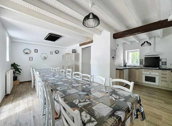 Rare et unique : Ancien moulin de caractère niché dans une forêt de peupliers, traversé par la paisible rivièr