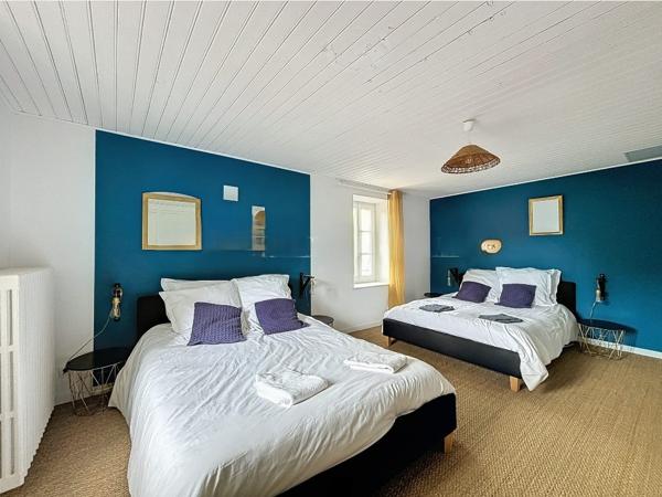 Rare et unique : Ancien moulin de caractère niché dans une forêt de peupliers, traversé par la paisible rivièr