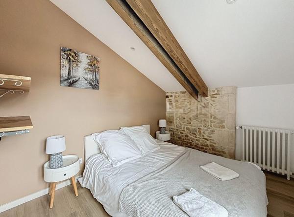 Rare et unique : Ancien moulin de caractère niché dans une forêt de peupliers, traversé par la paisible rivièr