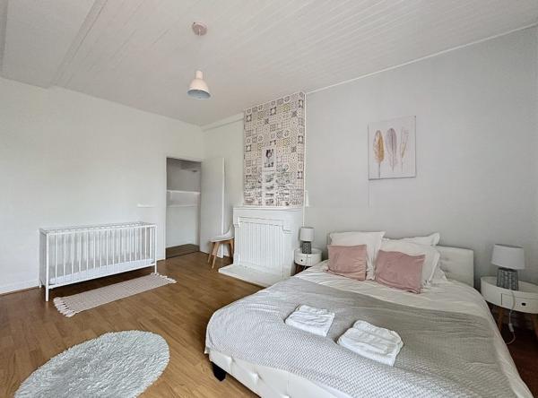 Rare et unique : Ancien moulin de caractère niché dans une forêt de peupliers, traversé par la paisible rivièr