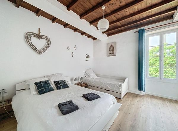 Rare et unique : Ancien moulin de caractère niché dans une forêt de peupliers, traversé par la paisible rivièr