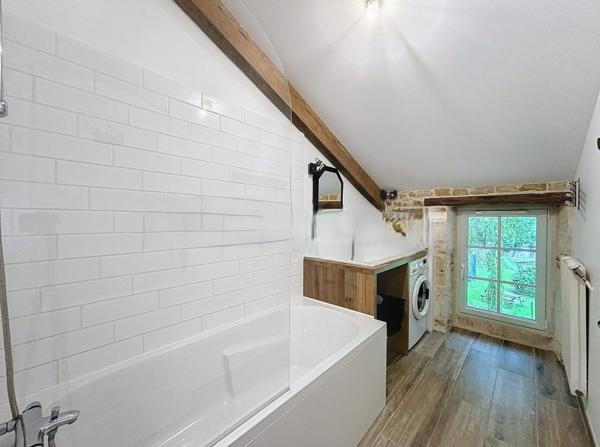 Rare et unique : Ancien moulin de caractère niché dans une forêt de peupliers, traversé par la paisible rivièr