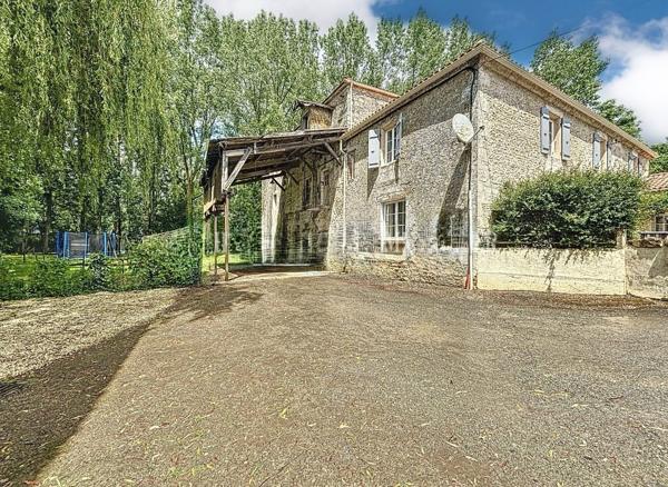 Rare et unique : Ancien moulin de caractère niché dans une forêt de peupliers, traversé par la paisible rivièr